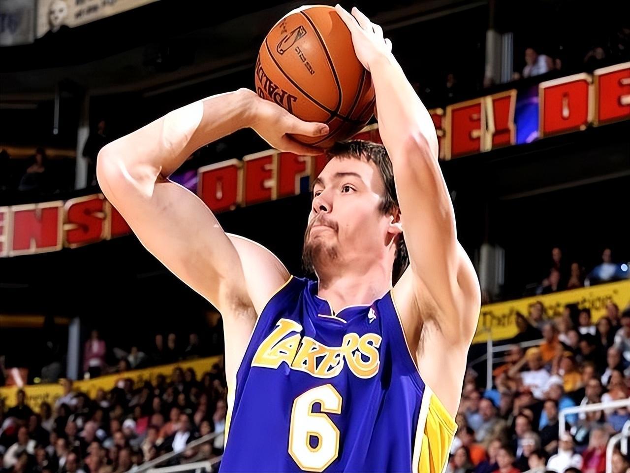开云体育app-还记得他吗?NCAA的王者 被誉为大鸟二世 却只打了3年NBA光速消失